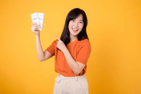 Radieuse Jeune Femme Asiatique Trentaine Pointant Doigt Argent Comptant Dollars — Photo