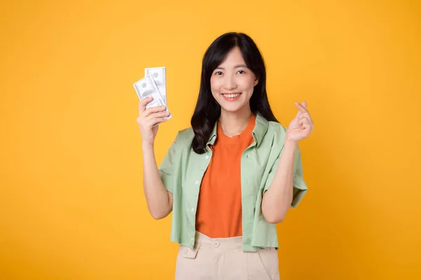 Jeune Femme Asiatique 30S Heureux Visage Habillé Chemise Orange Pullover — Photo