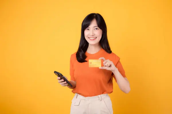 Fresh Asian Woman 30S Using Smartphone Presenting Credit Card Vibrant — Stock Photo, Image