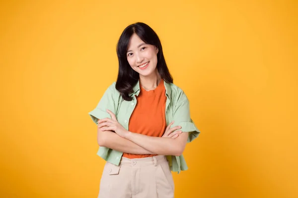 Självförtroende Och Välbefinnande Med Ung Talskvinna Orange Skjorta Hennes Arm — Stockfoto