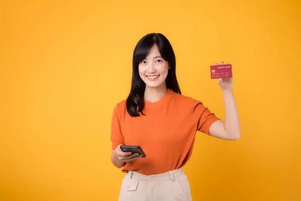 Glada Asiatiska Kvinna 30S Med Hjälp Smartphone Och Visar Kreditkort — Stockfoto