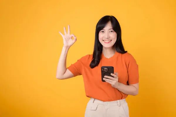 Mulher Asiática Feliz Anos Vestindo Camisa Laranja Usando Smartphone Com — Fotografia de Stock