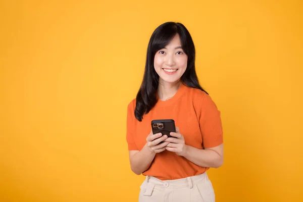Joyful Jovem Mulher Asiática Anos Usando Smartphone Vestido Com Camisa — Fotografia de Stock