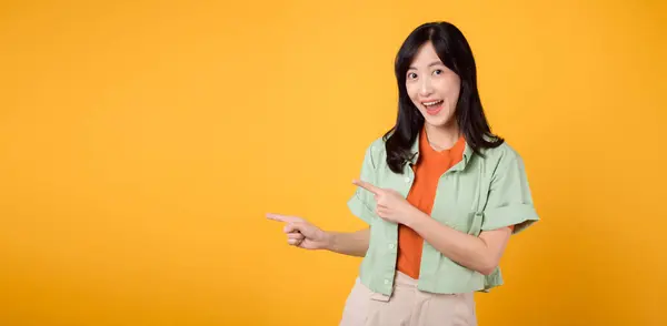 Young Asian Woman 30S Wearing Green Shirt Orange Shirt Pointing — Stock Photo, Image