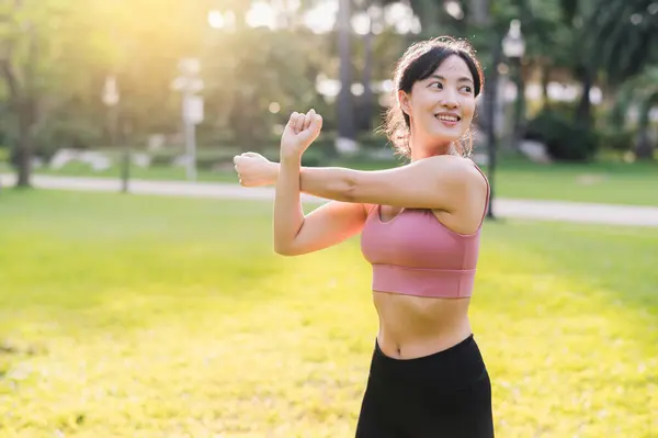 Yaşlarda Pembe Spor Giyimli Asyalı Bir Kadının Sağlıklı Yaşam Tarzı — Stok fotoğraf