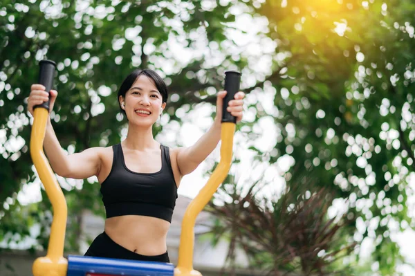 Young Asian Athletic Sportswoman Wearing Sportswear Listening Relaxing Music While — Stock Photo, Image