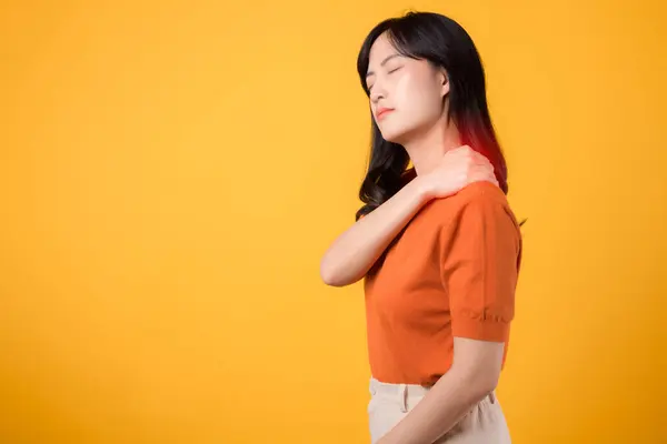 Vigilante Giovane Donna Asiatica 30S Indossando Una Camicia Arancione Tiene — Foto Stock