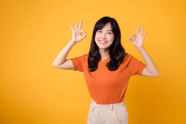 Una Joven Mujer Asiática Años Vestida Con Una Camisa Naranja —  Fotos de Stock
