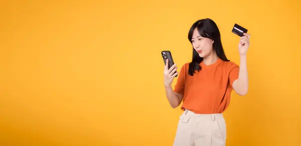 Mulher Asiática Alegre Seus Anos Camisa Laranja Usando Smartphone Segurando — Fotografia de Stock