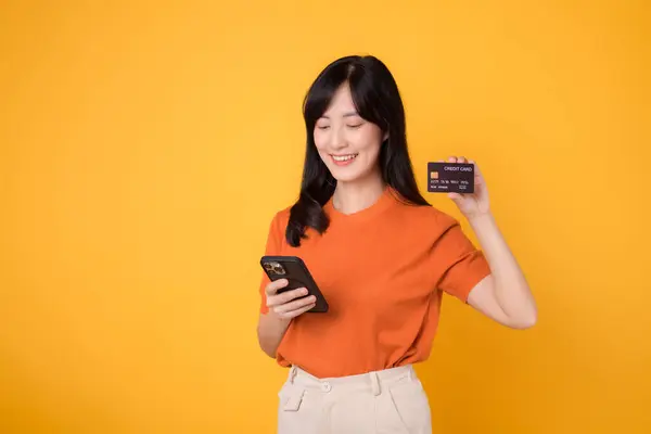 Yaşlarda Dinamik Bir Asyalı Kadın Akıllı Telefon Kullanıyor Sarı Arka — Stok fotoğraf