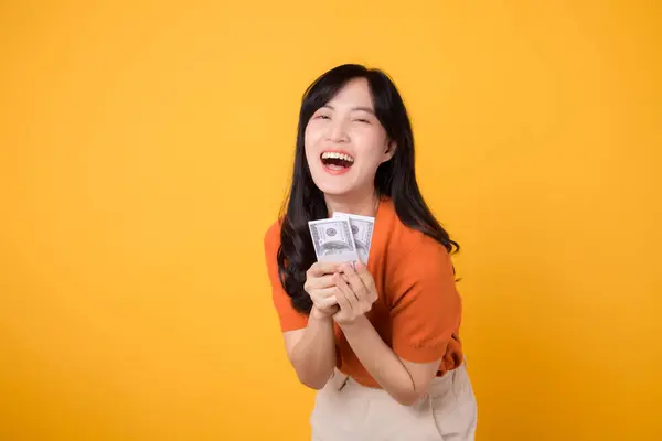 Yaşlarda Neşeli Bir Asyalı Kadın Elinde Nakit Para Dolarları Canlı — Stok fotoğraf