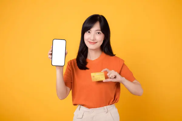 Radostná Asijská Žena 30S Odhaluje Prázdný Displej Smartphone Kreditní Kartu — Stock fotografie