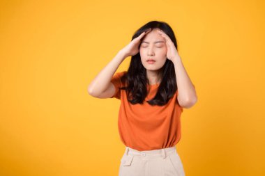 Stresli bir kadın, stres, baş ağrısı ve rahatsızlığın gerçeklerini yakalar. Duygusal durumunu yansıtır..