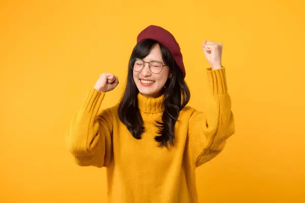 Heureuse Jeune Femme Asiatique Excitée Sourire Expression Succès Positif Son — Photo