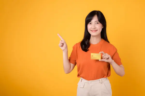 Energiczna Kobieta Pomarańczowej Koszuli Wskazująca Palcem Kartę Kredytową Podkreślająca Efektywne — Zdjęcie stockowe