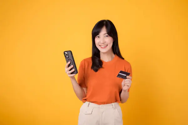 Jovem Mulher Asiática Entusiasmada Com Anos Camisa Laranja Usando Smartphone — Fotografia de Stock