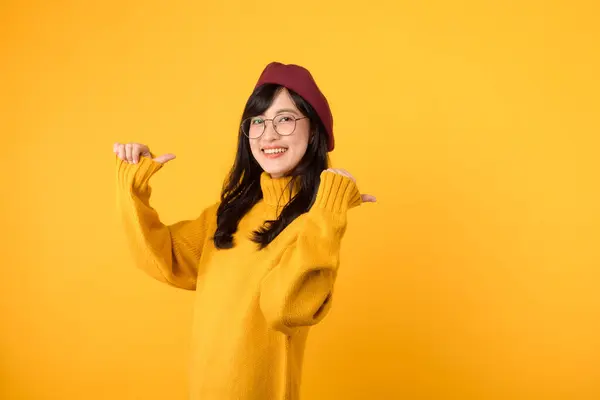 Young Asian Woman Her 30S Wearing Yellow Shirt Red Ber — Stock Photo, Image