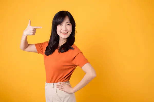 Jeune Femme Asiatique Des Années Portant Une Chemise Orange Pointant — Photo
