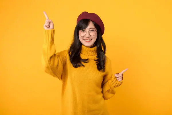 Portrait Joyeux Jeune Femme Asiatique Portant Pull Jaune Chapeau Rouge — Photo