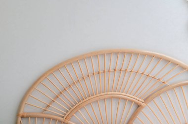 Beyaz duvarlı, kahverengi ahşap karyola başlıklı bir yatak odası görüntüsü.