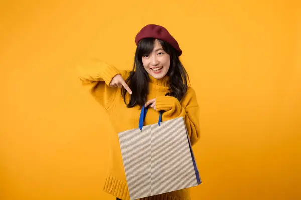 Ung Asiatisk Kvinne 30S Iført Gul Genser Rød Beret Butikker – stockfoto