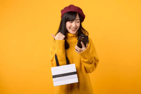 Jeune Femme Asiatique Trentaine Tenant Sac Papier Shopping Smartphone Célébrant — Photo