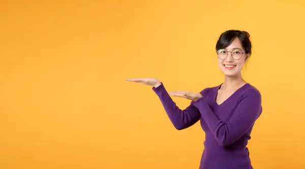 Egy Fiatal Ázsiai Hölgy Lila Pulóvert Visel Egy Üzleti Szerepben Stock Kép