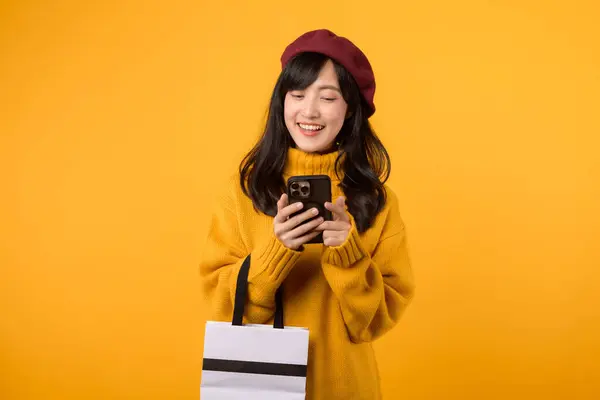 Jovem Mulher Asiática Anos Segurando Saco Papel Compras Smartphone Irradiando Fotos De Bancos De Imagens Sem Royalties