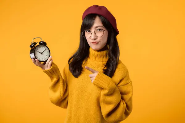 Seorang Wanita Muda Asia Tepat Waktu Mengenakan Sweater Kuning Dan Stok Foto