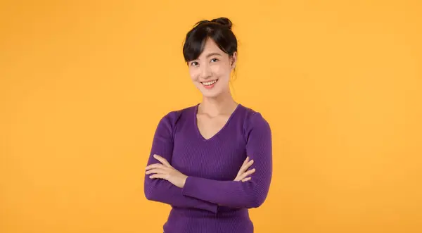 Mor Tişört Giyen Neşeli Asyalı Genç Bir Kadın Mutlu Bir Telifsiz Stok Fotoğraflar