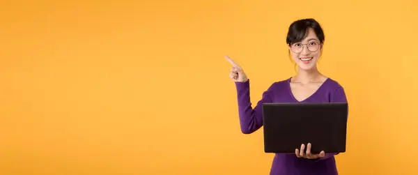 Guru Perempuan Asia Senyum Lucu Memegang Laptop Menunjuk Fing Stok Gambar Bebas Royalti