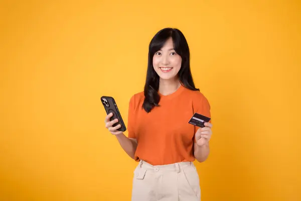 Jovem Mulher Asiática Alegre Seus Anos Camisa Laranja Usando Smartphone Fotos De Bancos De Imagens