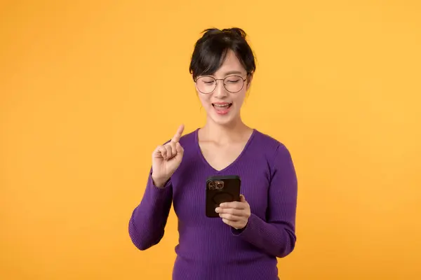 Mor Gömlek Gözlük Takan Neşeli Genç Bir Kadın Akıllı Telefonunu Telifsiz Stok Imajlar