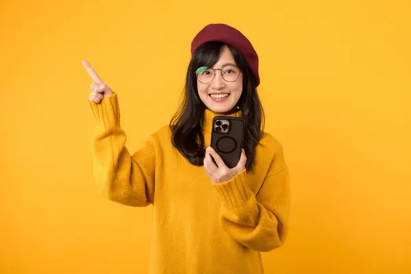 Merayakan Kesuksesan Online Wanita Muda Menggunakan Nya Smartphone Poin Untuk Stok Foto