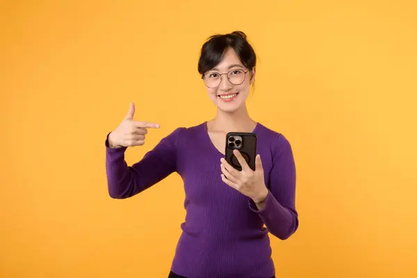 Attraktive Dame Mit Positivem Gesichtsausdruck Ihr Smartphone Der Hand Genießen lizenzfreie Stockbilder