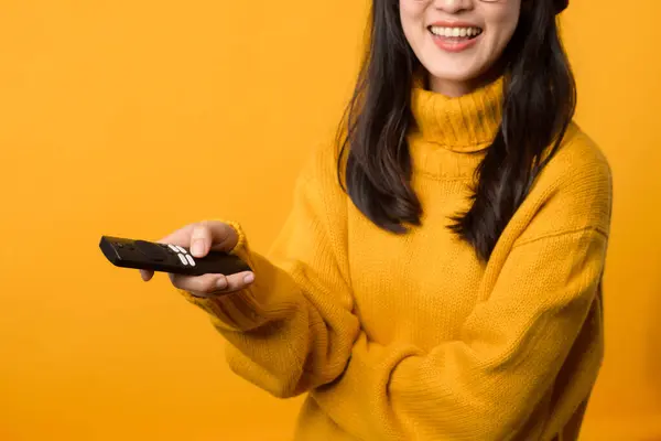 Gemütliche Wohnzimmerszene Mit Einer Jungen Asiatin Gelben Pullover Die Eine lizenzfreie Stockbilder