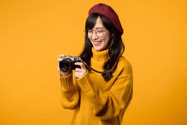 Eine Stilvolle Fotografin Junge Asiatin Gelbem Pullover Und Roter Baskenmütze Stockbild