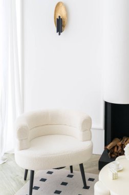 Şık beyaz bir kanepenin şık dekorun odak noktası olduğu modern oturma odası. gerçek fotoğraf.