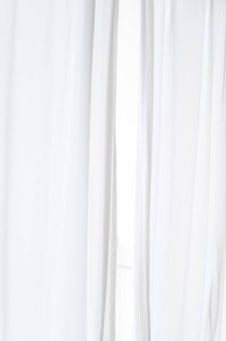 İç tasarımınızı klasik beyaz perdelerle geliştirin, zamansız ve temiz bir estetik sunun. gerçek fotoğraf.