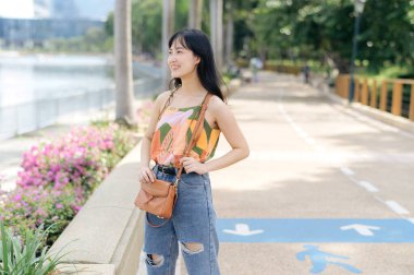 30 'larında çekici bir bayan, başarılı bir şirket çalışanı, pozitif bir ifadeyle tek başına duruyor..