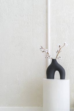 Zarif ve sade bir duvarla evinizi yükseltin. Bir vazo çiçek ve rahat bir yaşam alanı kişisel tarzınızı bekliyor..