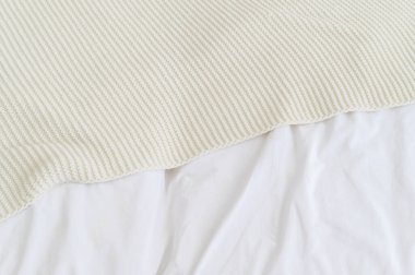 Bu modern, beyaz çarşaflı, rahat bir yatak odası ve kırsal bir cazibeyle rahat ve şık bir sığınak yaratın..