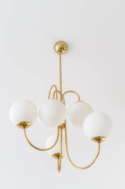 Dekoruna biraz sofistike bir dokunuş ekle. Eski moda asma lambasıyla. Retro cazibeyi çağdaş zarafetle birleştir..