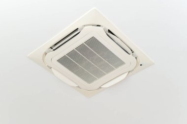 Tavan monte edilmiş kaset tipi klima. beyaz oda
