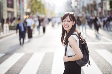Hareket halindeki iş, Tokyo 'nun yaya geçidinde gezinen görünmeyen profesyoneller, günlük hayatın enstantane resmi..