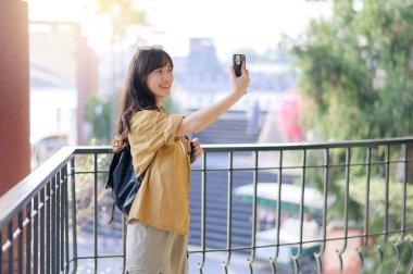 30 'larında Bangkok' u keşfeden genç bir Asyalı kadın. Çevrimiçi hikayeleri aracılığıyla seyahat tavsiyeleri ve sezgiler edinin..