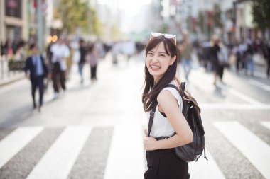 Tokyo 'nun nabzı, tanımlanamayan Asyalı bireylerin yolları kesişiyor, şehrin enerjisini somutlaştırıyor..