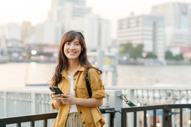 30 'lu yaşlarındaki genç Asyalı kadın solo bir maceraya atıldı. Elindeki teknoloji, kültürel keşiflerin ve neşeli keşiflerin özünü yakalıyor..