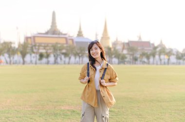 Gezgin Asyalı kadın 30 'larında Wat Pra Kaew' i keşfediyor. Büyüleyici bir mimariden, dost canlısı yerel halka kadar her anı kalbinde ve kamerasında yıllarca sevgiyle anacak..