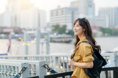 30 'lu yaşlarındaki genç Asyalı kadın solo bir maceraya atıldı. Kültürel keşiflerin ve neşeli keşiflerin özünü yakalar..